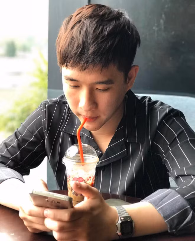 Nam sinh trở về Hà Nội ngày 9/4 trong sự mong chờ của gia đình và tiếp tục tuân thủ việc tự cách ly tại nhà. Đức Anh nói: "Về Hà Nội, mình mang đồ lên phòng và tự cách ly luôn, tránh tiếp xúc với mọi người. Mình muốn tự cách ly thêm 14 ngày để an toàn cho gia đình, đồ ăn đồ uống bố mẹ có chuẩn bị trước và mang lên tận phòng. Hằng ngày mình chỉ xem TED, học online hoặc thể dục cho cơ thể đỡ trì trệ. Mình vừa tốt nghiệp xong nên cũng muốn dành thời gian lên kế hoạch cho tương lai."