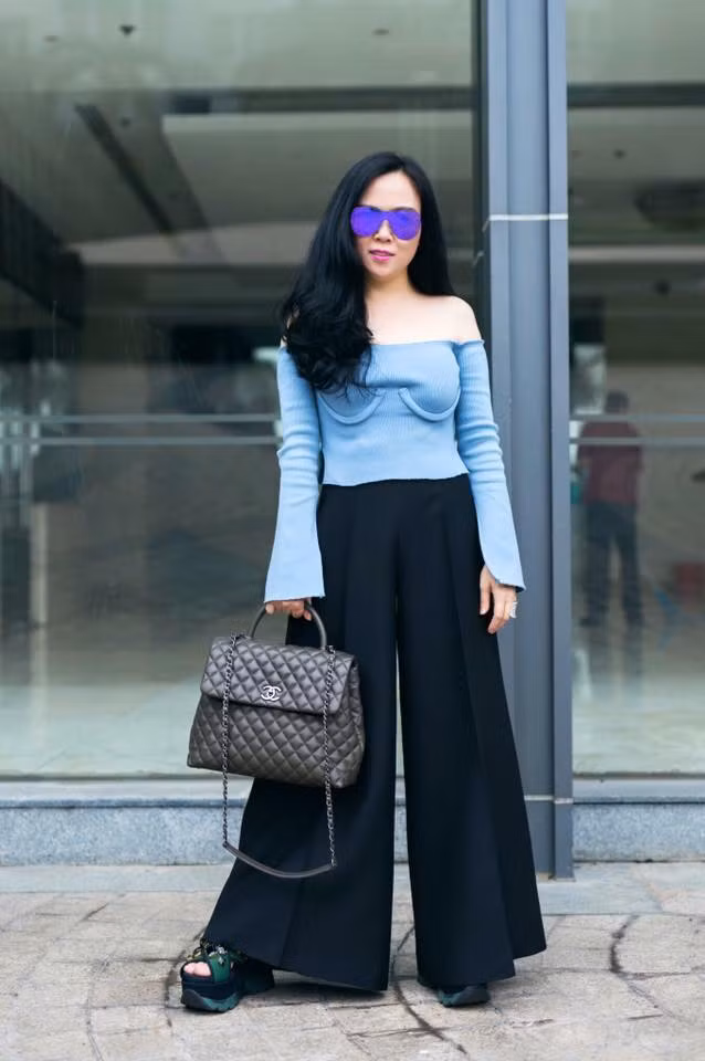Nữ doanh nhân Phượng Chanel thường thích ''cưa sừng làm nghé'' với những bộ áo quần trẻ trung, nhưng lại được mix theo style lạc quẻ.