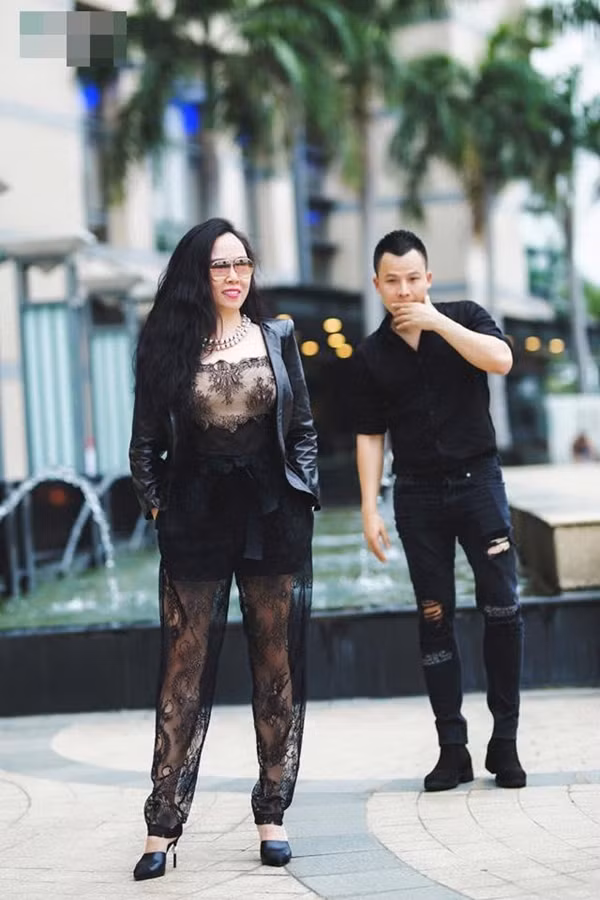 Diện trang phục ren xuyên thấu, nhưng không làm Phượng Chanel thêm gợi cảm mà còn khiến nữ doanh nhân giàu có trông già đi, kém sang hơn nhiều.