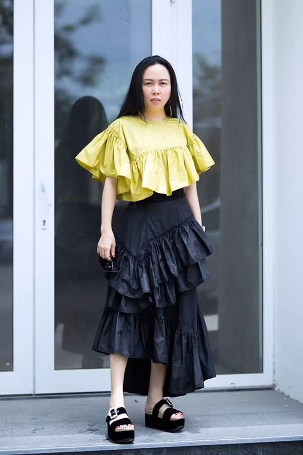 Bộ trang phục gây rối mắt người xem khi có quá nhiều chi tiết nhún bèo kết hợp cùng đôi sandal đế dày thật sự khiến độc giả không thể thông cảm nổi cho gu thời trang của Phượng Chanel.