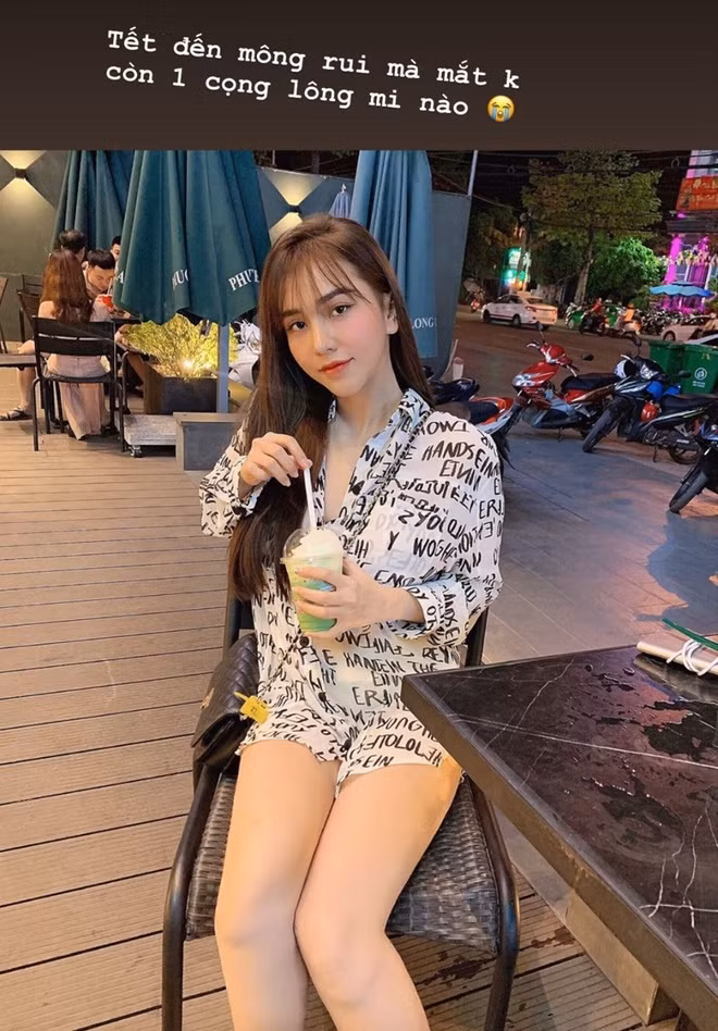 Gia Hân được nhận xét là cô gái nóng bỏng nhất trong dàn WAGs Việt Nam. Tết Canh Tý, hot girl gốc Đông Nai thảnh thơi cà phê, tán gẫu cùng bạn bè. Trước đó, cô nàng cũng có mặt tại Thái Lan cổ vũ bạn trai và đồng đội tham gia VCK U23 Châu Á 2020.