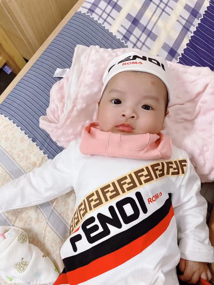 Đã là mẹ trẻ con nên có lẽ Tết năm nay sẽ cực kỳ khác biệt và ý nghĩa đối với Khánh Linh, vợ trung vệ Bùi Tiến Dũng khi không còn nhiều thời gian mua sắm, đi chơi, thay vào đó là ở nhà chăm chút em bé.