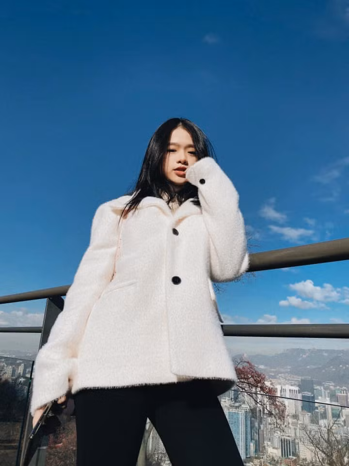 Linh Ka sở hữu khuôn mặt xinh đẹp, trẻ trung. Bên cạnh đó, body nóng bỏng và vòng 1 to quá khổ của cô nàng từng gây tranh cãi trên mạng xã hội.