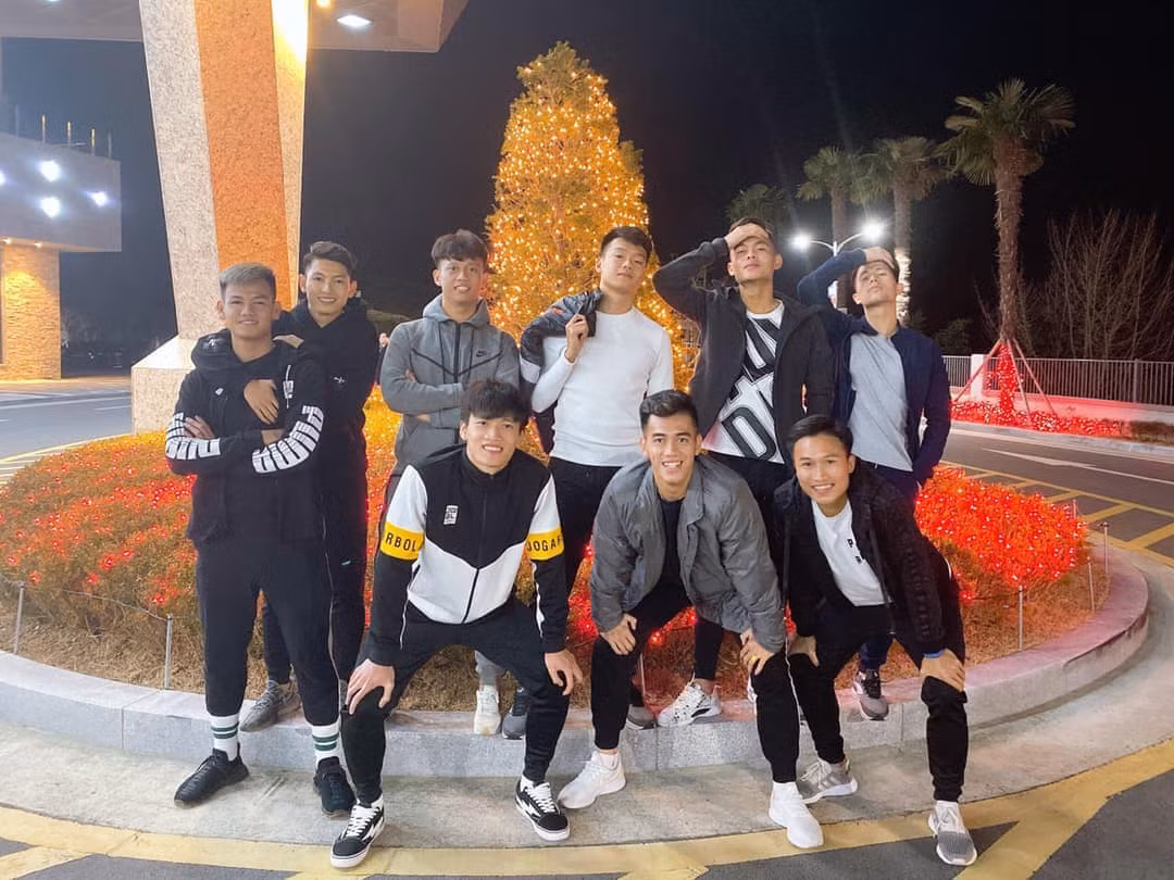 Nhóm các cầu thủ trở về từ U22 SEA Games cực thân thiết, đăng tải ảnh chụp chung liên tục. Bức ảnh nào, Đình Trọng và Đức Chiến cũng cố tạo nét cho khác với các thành viên còn lại.