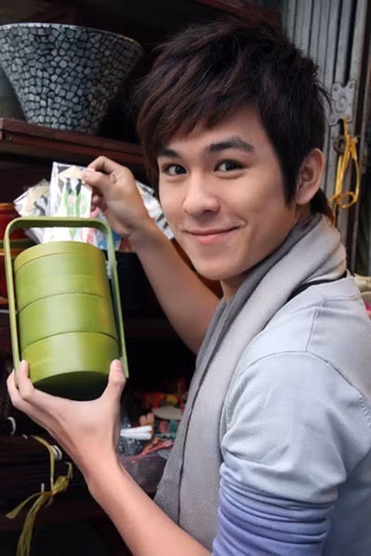 Cùng thời với Huỳnh Anh, Thiên Minh là gương mặt xuất hiện dày đặc trên các trang bìa báo, tạp chí dành cho lứa tuổi học trò. Anh chàng là mẫu bạn trai "kẹo ngọt" trong mơ của biết bao nữ sinh tuổi teen 9x.