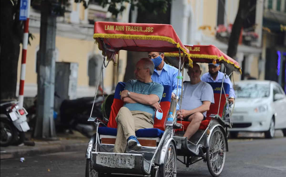 "Đây chính là lý do mà bên châu Âu lây nhiễm kinh khủng thế, họ quá chủ quan, đến khi tình hình dịch bệnh Covid-19 trở nên báo động họ mới bắt đầu lo sợ. Tuy nhiên tại Việt Nam, mọi chuyện vẫn kiểm soát được nên tới đây họ vẫn vô tư như thường" - Người dùng N.N.M bình luận.