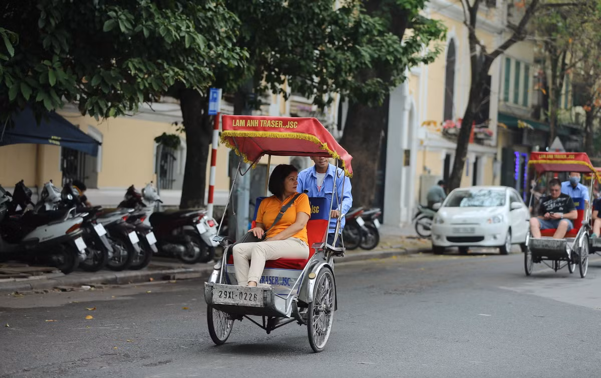 Dân tình bức xúc du khách nước ngoài “lười” đeo khẩu trang giữa dịch Covid-19 Dan tinh buc xuc du khach nuoc ngoai “luoi” deo khau trang giua dich Covid-19