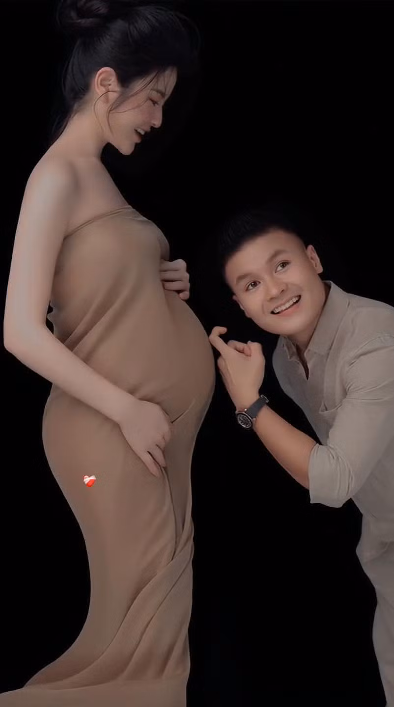 Quang Hải tạo dáng dí dỏm với chiếc bụng bầu tròn xinh của vợ, chắc ông bố trẻ đang gõ cửa chào đón ngày em bé chào đời.