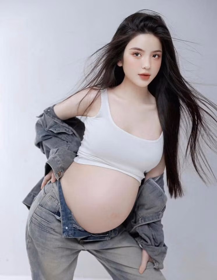 Dù đã tăng cân khá nhiều, song cô vẫn ghi điểm với vẻ rạng rỡ, tươi tắn hết nấc.