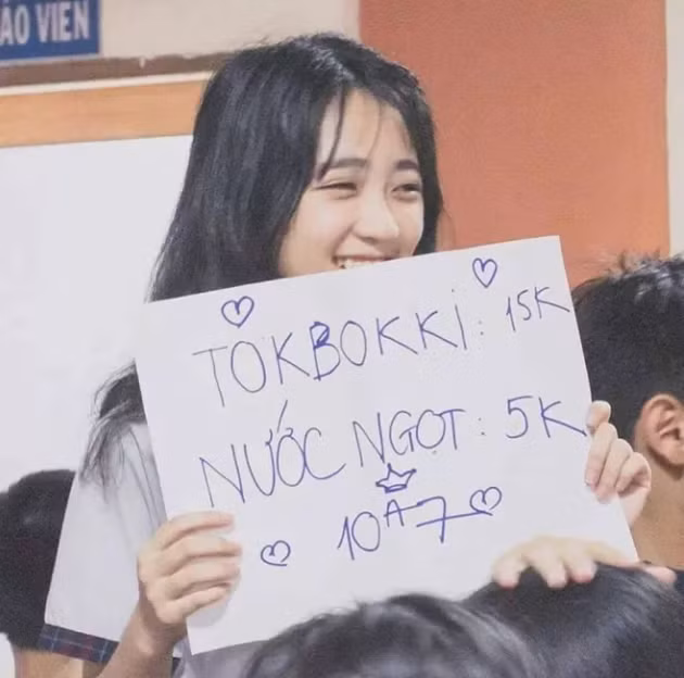 Chủ nhân của loạt ảnh cute hột me này là Trần Nguyễn Kiều Khanh, sinh năm 2002 học lớp 12 trường Lê Thị Hồng Gấm, TP.HCM. Cô bạn chia sẻ rất bất ngờ khi những bức ảnh của mình được cộng đồng mạng rầm rộ chia sẻ gần đây: "Nhớ lại hồi mới vào trường, mình hồi hộp lắm, vì mỗi lớp phải chọn 1 bạn nữ để tham gia chương trình ngoại khoá, mà hôm ấy mình đi trễ, vừa đến nơi cô bảo lên sân khấu thi luôn, chưa kịp chuẩn bị gì hết bây giờ nhìn lại vẫn thấy hơi ngại giống y lúc đó."