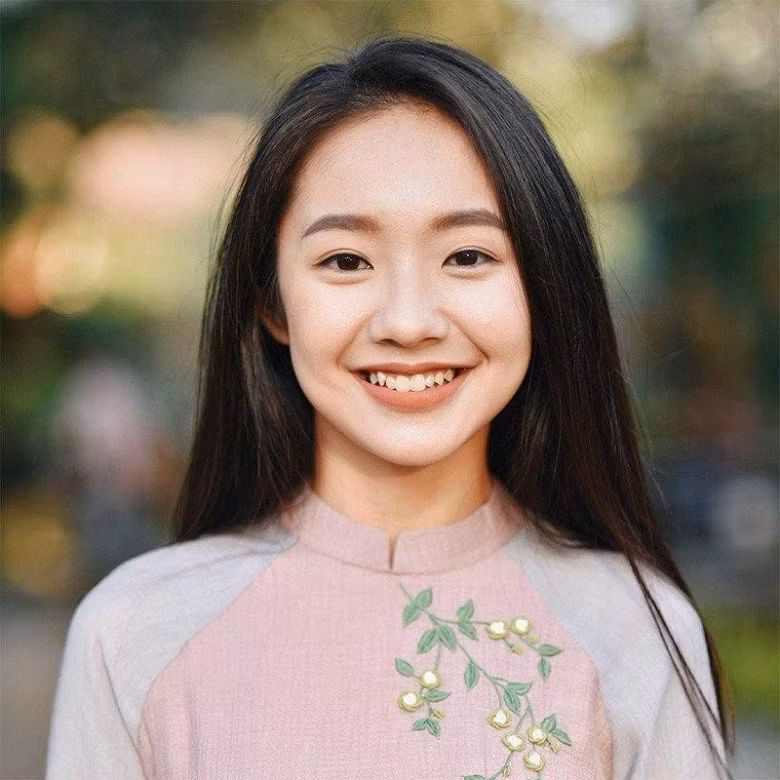 Nữ diễn viên cũng được nhận xét là có nhiều điểm tương đồng với cô Dao Ánh ngoài đời thật bởi đôi mắt to, sáng và khuôn mặt tròn. Phong cách ngoài đời của cô nàng cũng nhẹ nhàng nữ tính.