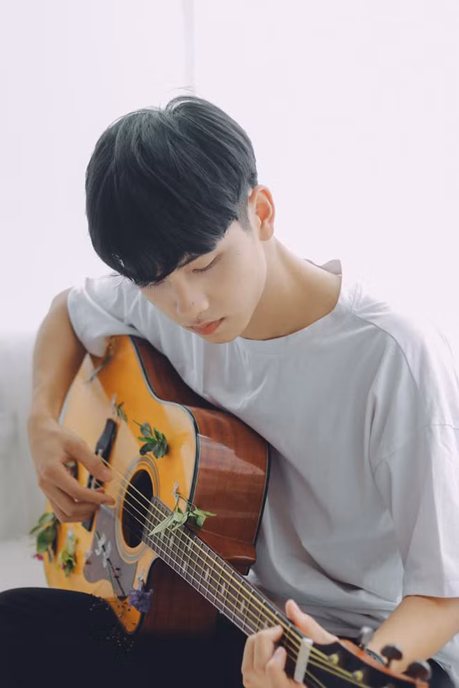 Dũng sở hữu ngoại hình y hệt như những hot boy Hàn Quốc với đôi mắt nhỏ, sống mũi cao, nước da trắng và mái tóc bồng bềnh vô cùng thư sinh.