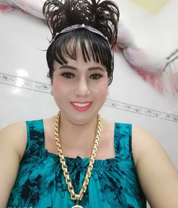 "Tôi thích đeo vàng lắm, nhưng hồi xưa chưa có tiền nên không đeo được. Sau này má tôi mất để lại cho tôi 100 cây vàng, cộng với tiền đi làm dành dụm nên tôi giàu lên và có tiền mua vàng đeo" - Cô Minh Hiếu từng cho biết.