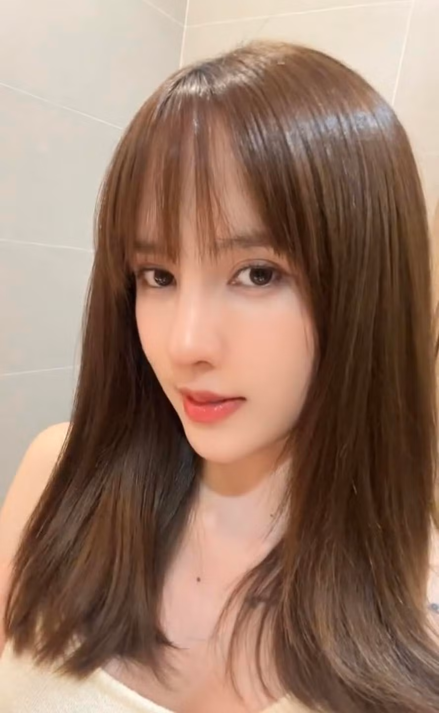 Điều này đã đặt ra nghi vấn cô nàng đã sử dụng can thiệp giao kéo để trùng tu nhan sắc. Có người nhận xét hiện tại nhan sắc nữ ca sĩ có phần hao hao...Hải Tú - talent của công ty Sơn Tùng, có người lại bảo cô giống bà Nhân vlogs.