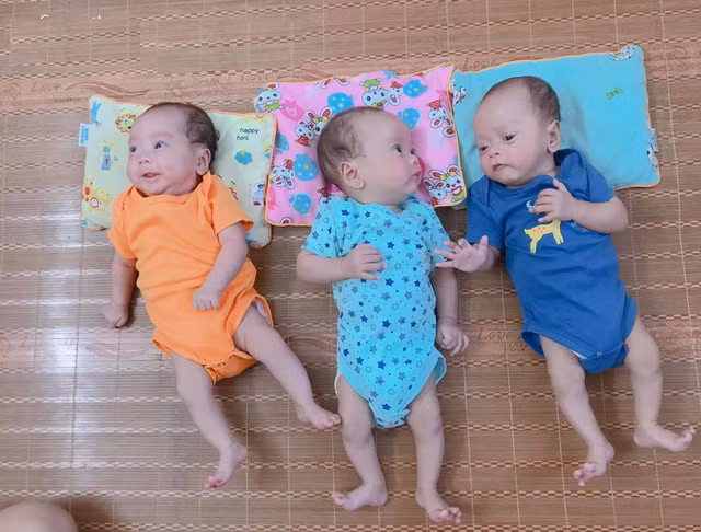 Người bố mong muốn 2 người anh sau này sẽ yêu thương em gái: "Mình lúc nào cũng thích đẻ con trai trước rồi mới tới con gái để anh nhường nhịn lo lắng rồi bảo vệ em. Trộm vía 3 anh em đều khoẻ mạnh ngoan ngoãn, đến bây giờ thì đã lớn lắm rồi."