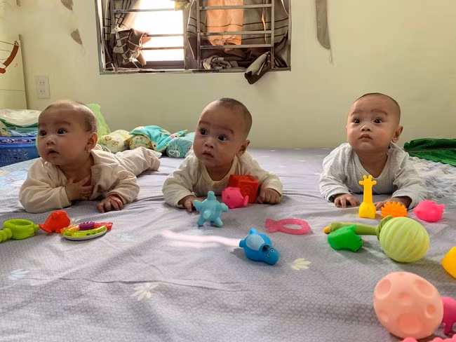 Sau đám cưới, cặp đôi đón thêm một niềm vui lớn khi chị Huyền mang thai cặp sinh ba hoàn toàn tự nhiên. Tháng 6/2019, chị Huyền hạ sinh 2 bé trai và 1 gái vô cùng kháu khỉnh, xinh xắn.