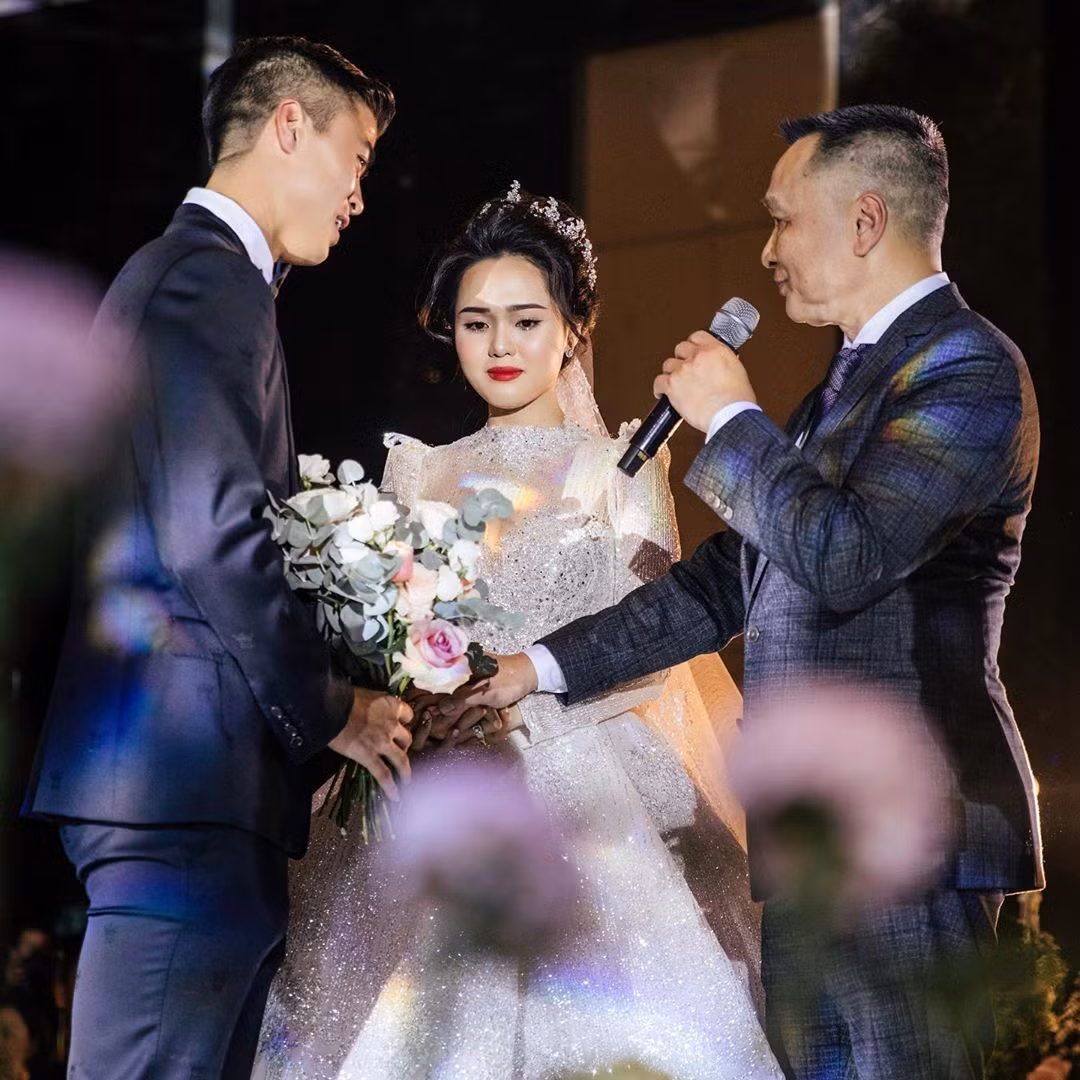 "Hai vợ chồng con chúc mọi người thật nhiều sức khoẻ và vui vẻ, luôn hạnh phúc và mãi thành công trong công việc" - Nam cầu thủ kết thúc tâm thư cảm ơn hậu đám cưới. Bên dưới bài viết, rất nhiều người hâm mộ gửi lời chúc phúc đến vợ chồng Duy Mạnh.