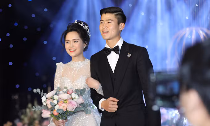 "Tôi sẽ cố gắng dành thời gian chăm sóc vợ con, dành cho họ thật nhiều tình cảm, hoàn thành tốt trách nhiệm của một người chồng, người cha. Tôi cũng cần tự nhìn lại để hoàn thiện bản thân. Sau đó tôi sẽ tập trung tối đa cho sự nghiệp cá nhân" - Cầu thủ thuộc biên chế CLB Hà Nội chia sẻ trước khi đứng trên một cương vị mới là chồng, là cha.