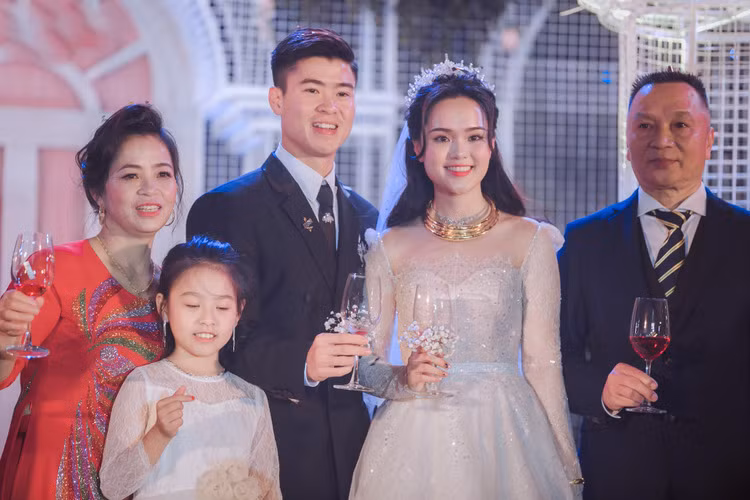 Ngày 9/2, siêu đám cưới của Duy Mạnh và Quỳnh Anh diễn ra thu hút sự chú ý đặc biệt của truyền thông và người hâm mộ. Đây là đám cưới khủng nhất đầu năm mới Canh Tý 2020.