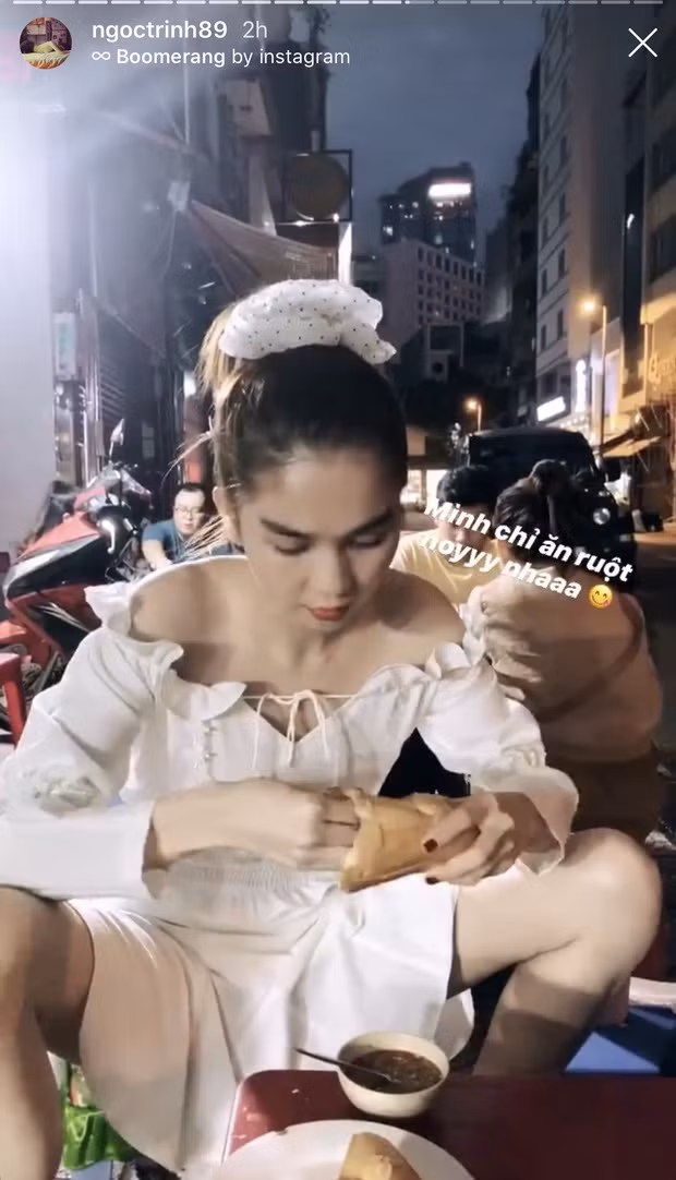 Đặc biệt, trong loạt hình ảnh này Ngọc Trinh gây chú ý với dáng vẻ vô tư ngồi ăn hàng ở vỉa hè khiến cư dân mạng không thể tin nổi vào mắt mình.