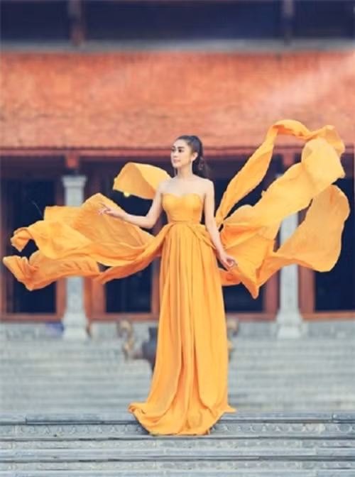 Nữ ca sĩ chuyển giới Lâm Chi Khanh cũng tạo bất ngờ khi tung bộ ảnh cosplay Võ Tắc Thiên với bối cảnh hùng vĩ cùng trang phục cầu kỳ. Tuy không giống Võ Tắc Thiên nhưng cô trông xinh đẹp và nữ tính.