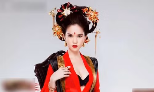 Ngọc Trinh cũng “gây bão" với tạo hình Võ Tắc Thiên, nhưng không phải bão hâm mộ. Thậm chí, cô bị ném đá vì chiếc áo ngực vô duyên cùng khuôn mặt kém xinh. 