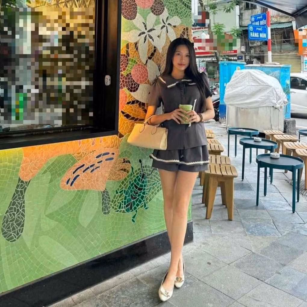 Không cần trang điểm quá cầu kỳ, vợ Đoàn Văn Hậu trông vẫn tươi tắn và tự tin khoe đôi chân dài thẳng tắp.