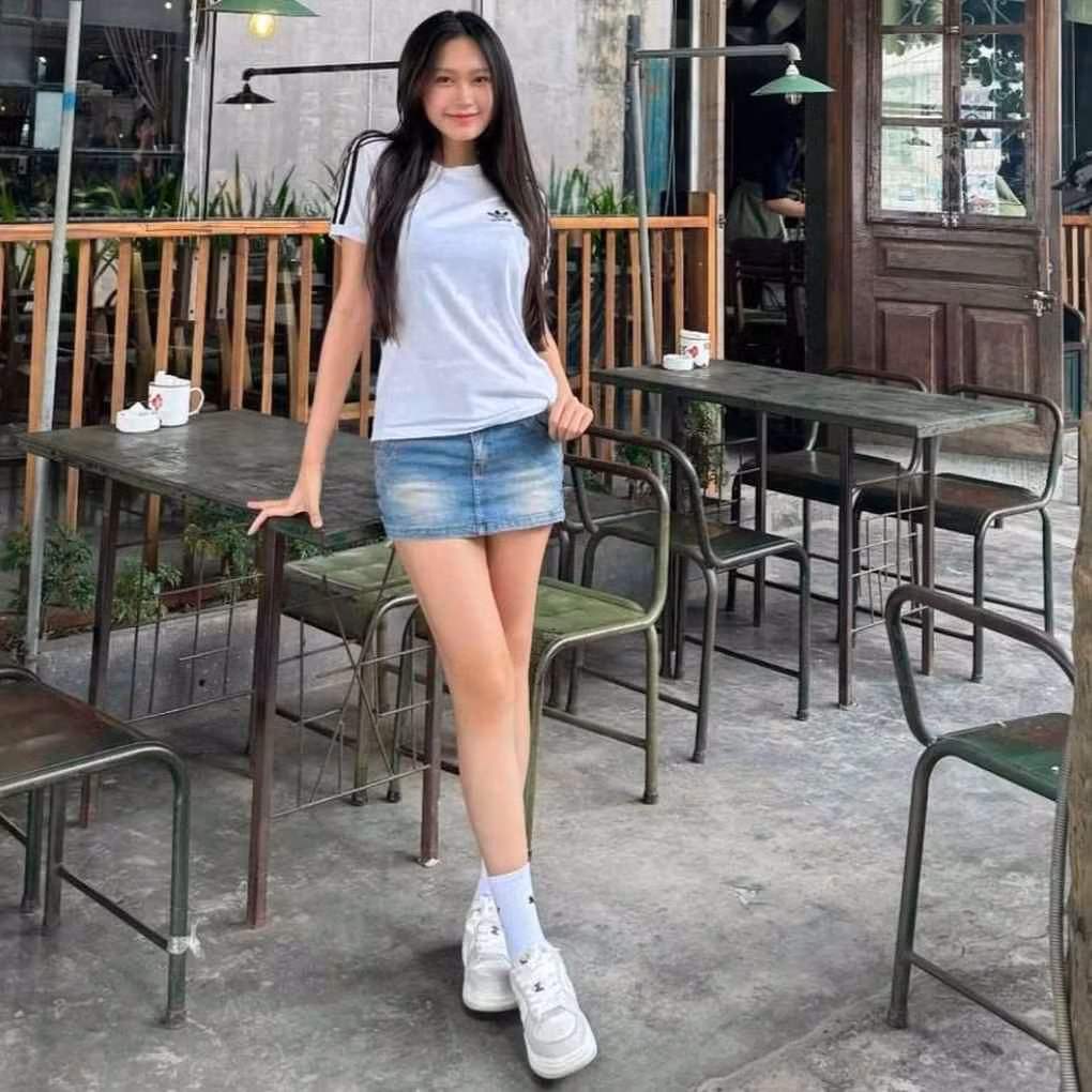 Trong một lần tụ tập cùng bạn bè, Hải My lựa chọn trang phục khá đơn giản gồm áo phông, giày thể thao và chân váy jeans dáng ngắn.