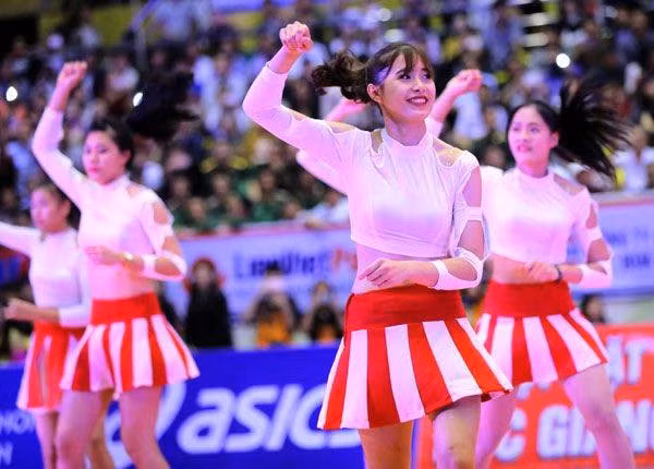 Năm 14 tuổi, hoa khôi bóng chuyền Đặng Thu Huyền đã cùng tuyển U19 Việt Nam đã giành HCB giải U19 Vô địch Đông Nam Á. Trong vòng 6 năm, Thu Huyền từng nắm giữ vị trí đội trưởng tuyển bóng chuyền U19 VN đi thi đấu và giành nhiều thành tích cao
