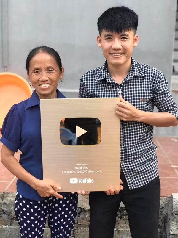 Hiện tại, kênh của bà Tân sở hữu hơn 3,7 triệu lượt đăng kí.