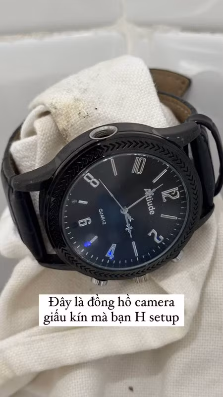 Nữ fashionistar kể lại tường tận vụ việc trên trang Facebook cá nhân: "Nạn nhân của camera quay lén! Đã biết bao nhiêu lần, những thước phim riêng tư của các cô gái là nạn nhân của quay lén bị phát tán tràn lan trên mạng, mình luôn cảm thấy vô cùng thương xót cho những nạn nhân đó. Mình luôn hình dung nếu mình không may rơi vào tình huống đó thì mình sẽ hoang mang tột cùng thế nào và luôn cố gắng cẩn thận nhìn ngó trước sau khi vào những chỗ công cộng. Vậy mà lần đầu tiên trong 10 năm làm nghề, chính mình lại trở thành nạn nhân."