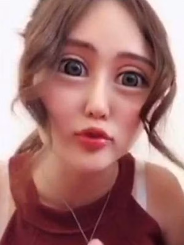 Khuôn mặt cứng đơ của Camy Chong khiến nhiều người hốt hoảng mỗi khi cô nàng xuất hiện trên MXH hay ngoài đời thường.