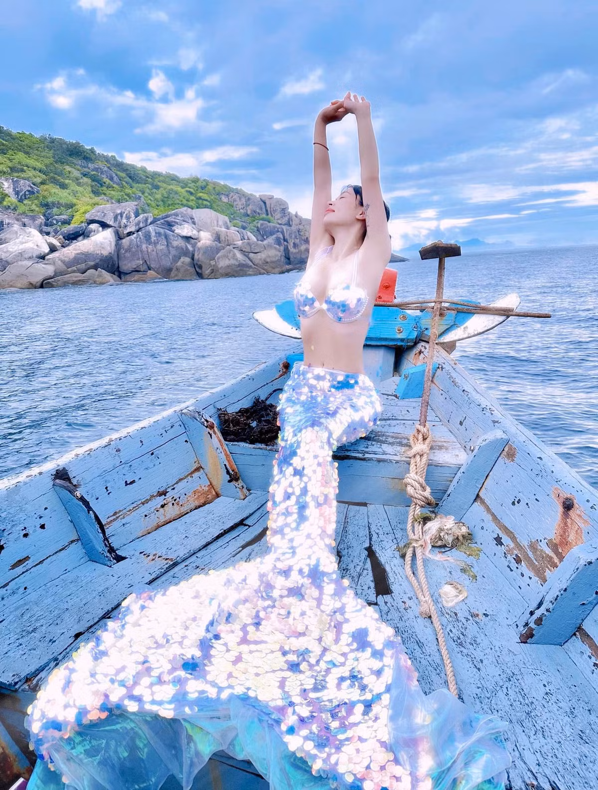 Nữ du khách đến từ Hà Nội thừa nhận việc chụp ảnh dưới nước rất khó khăn, đòi hỏi nhiều yêu cầu và phụ thuộc vào yếu tố thời tiết. Ngoài ra, việc tạo dáng dưới nước không dễ. Chị phải tập luyện ở bể sâu 5 - 6m rất nhiều, hay khi ra biển cũng phải làm quen với áp lực nước và độ nổi của nước.