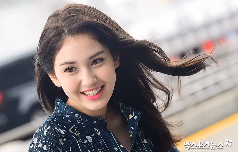 Là người Canada gốc Hàn, Jeon Somi được coi là nữ thần tượng thế hệ mới tại Hàn Quốc sau chương trình Produce 101. Với nhan sắc và tài năng vượt trội, "bông hồng lai" từng là trung tâm sự chú ý khi ra mắt cùng nhóm nhạc I.O.I.