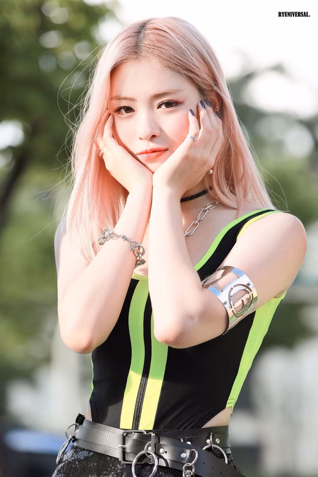 Đóng vai trò chính trong phần vũ đạo và rap của nhóm, Shin Ryujin được đánh giá cao nhờ chất giọng mạnh mẽ. Cô là "át chủ bài" của nhóm nhạc ITZY và cả công ty chủ quản YG.