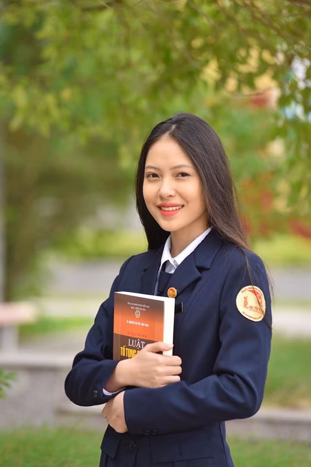 Theo Mỹ Nhi, hình ảnh trong trang phục công an được ghi lại khi cô nàng tham gia học môn Diễn án tố tụng hình sự vào ngày 20/5 vừa qua.