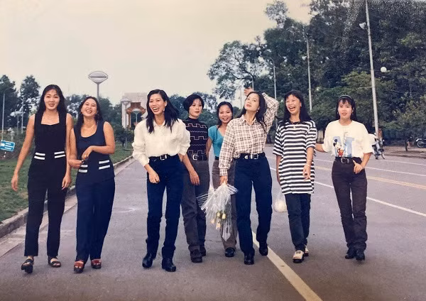 Trào lưu trở về ngày xưa này khiến dân mạng nhận ra rằng tuổi trẻ của bố mẹ cũng cực kỳ nổi loạn, thích thời trang, đỏm dáng và đi chơi vi vu.