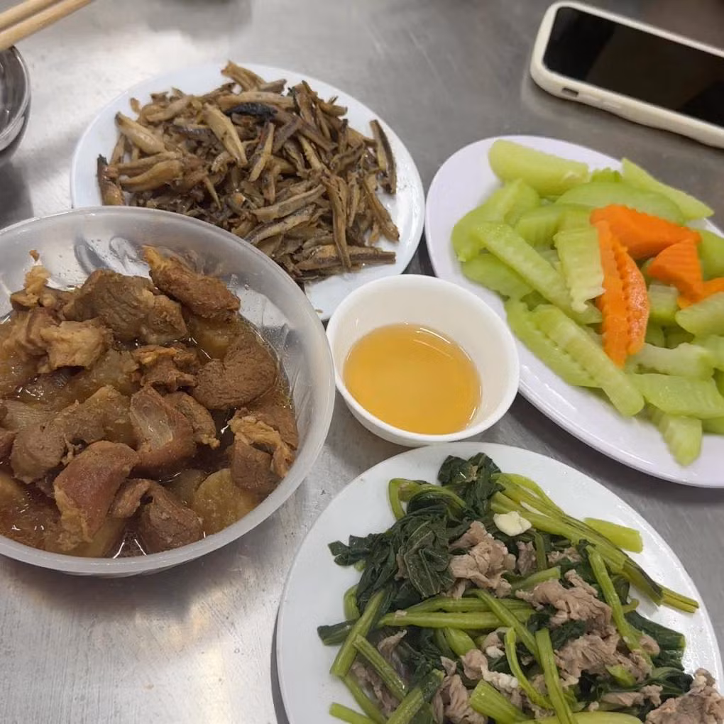 Nhiều người nhắc đến mâm cơm trong quân đội thường nghĩ đến sự giản đơn, nhanh gọn. Thế nhưng những mâm cơm được cô sinh viên đăng tải đều đầy ú ụ, đầy đủ dinh dưỡng.
