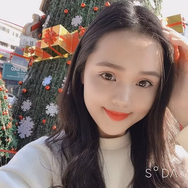 Quỳnh Anh (SN 1996), vợ sắp cưới Duy Mạnh có gia thế không phải dạng vừa. Cô nàng là em vợ của cầu thủ Văn Quyết và là ái nữ thứ 2 của ông Nguyễn Giang Đông - cựu chủ tịch CLB Sài Gòn FC. Cô từng là sinh viên khoa Luật quốc tế của Học viện Ngoại giao.