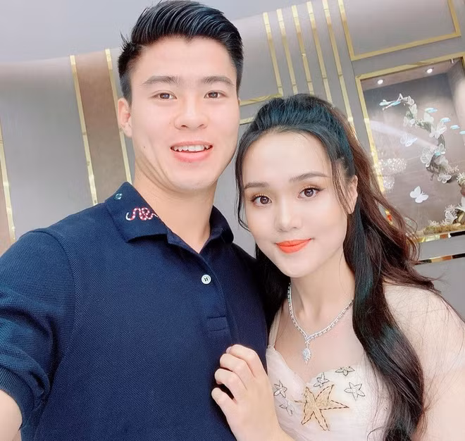 Duy Mạnh được coi là một trong những cầu thủ yêu chiều bạn gái nhất nhì làng bóng đá Việt. Anh chàng thường xuyên chi mạnh mua quà đắt đỏ tặng Quỳnh Anh, đề tên cô nàng ở phần thông tin trên mạng xã hội.