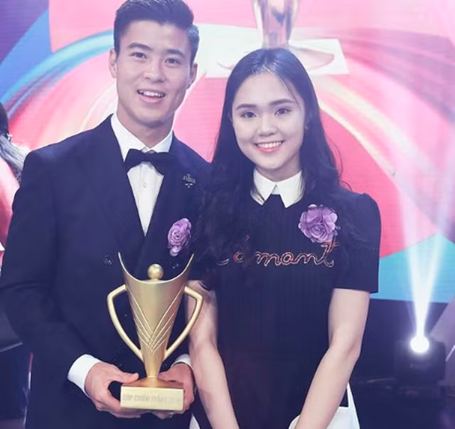 Duy Mạnh và Quỳnh Anh gặp nhau lần đầu tiên vào năm 2015 trong bữa tiệc "chào đón Man City". Từ lần đầu gặp gỡ, nam cầu thủ đã trúng ngay "tiếng sét ái tình" bởi vẻ ngoài xinh đẹp, dịu dàng của Quỳnh Anh.