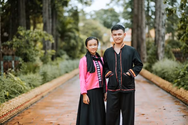 Giang cho biết việc khó khăn nhất để thực hiện bộ ảnh là phải tìm đủ số trang phục dân tộc để truyền tải những nét đặc trưng nhất về văn hoá lên từng khung hình. Toàn bộ trang phục là do các thành viên trong lớp tự tìm hiểu rồi đi thuê ở rất nhiều địa điểm khác nhau ở Kiên Giang, TP.HCM.