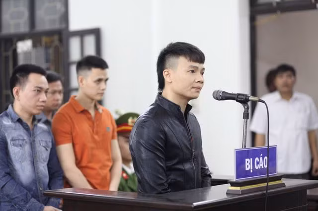 Với những tội danh của mình, giang hồ mạng Khá Bảnh bị tuyên phạt tổng cộng 10 năm 6 tháng tù và xử phạt 30 triệu đồng.