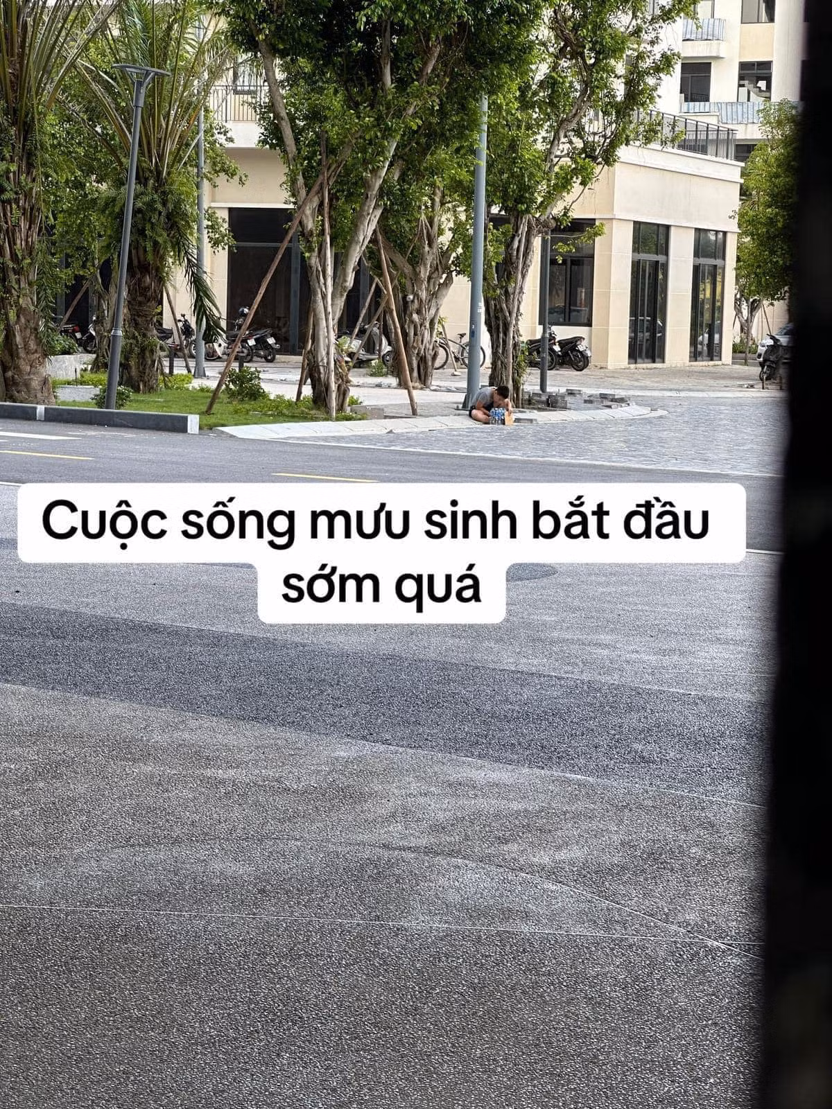 Bà mẹ đã mua cho con một số chai nước, cho con bắt đầu "cuộc sống mưu sinh".