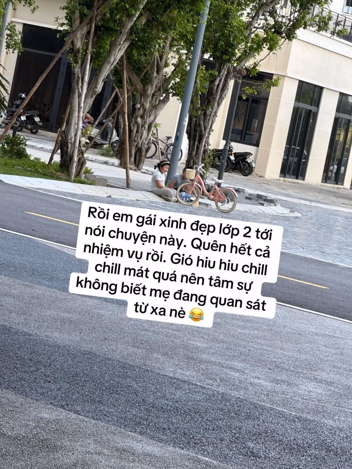 Cậu bé cảm thấy xấu hổ khi bán ở nơi đông người nên chọn bán ở đây.
