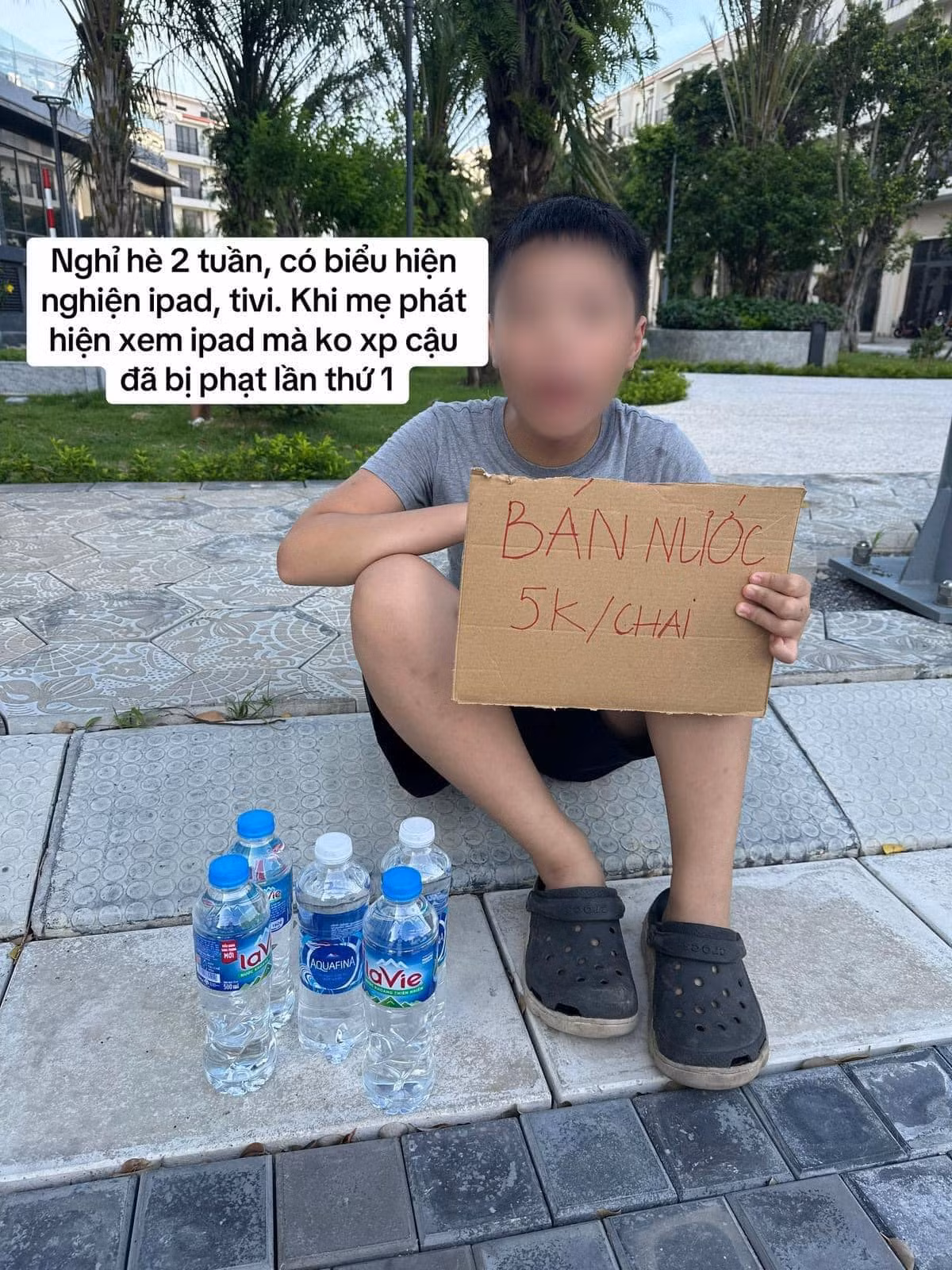 Theo đó, khi phát hiện cậu bé này xem điện thoại mà không xin phép, mẹ của cậu bé đã phạt cậu lần thứ nhất, tuy nhiên cậu vẫn tiếp tục phạm lỗi.