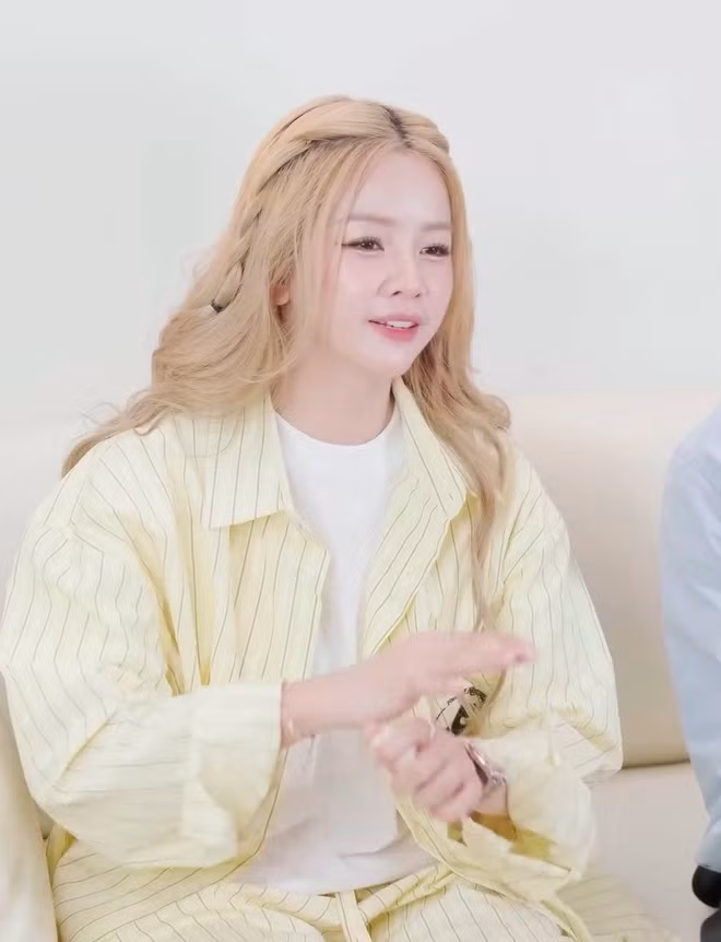 Hồng Thanh và DJ Mie chính thức hẹn hò từ năm 2020 sau khi gặp gỡ trong một chương trình giải trí. Đầu tháng 11/2023, thông tin cặp đôi đã đường ai nấy đi sau 3 năm yêu khiến cư dân mạng xôn xao.