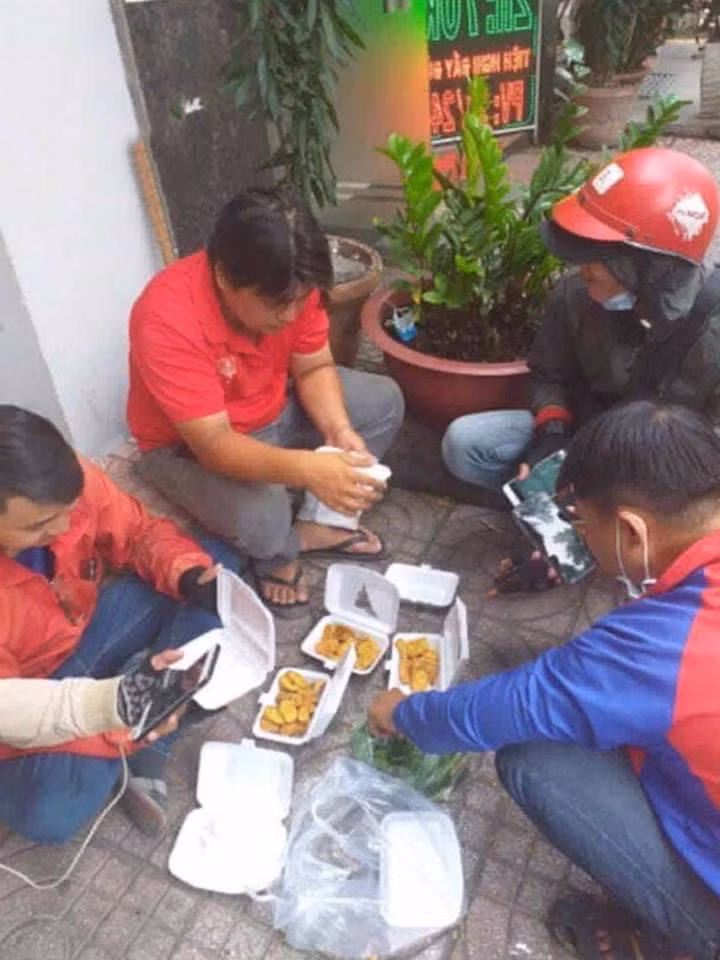 Lý do shipper bị bùng hàng cũng vô vàn, nhiều người không nghe máy, nhiều người lại cho rằng đến muộn đồ ăn nguội không muốn ăn, nào là hết tiền nhận, mua không đúng ý khách,....Ấy vậy mà vẫn phải ngậm ngùi chấp nhận.