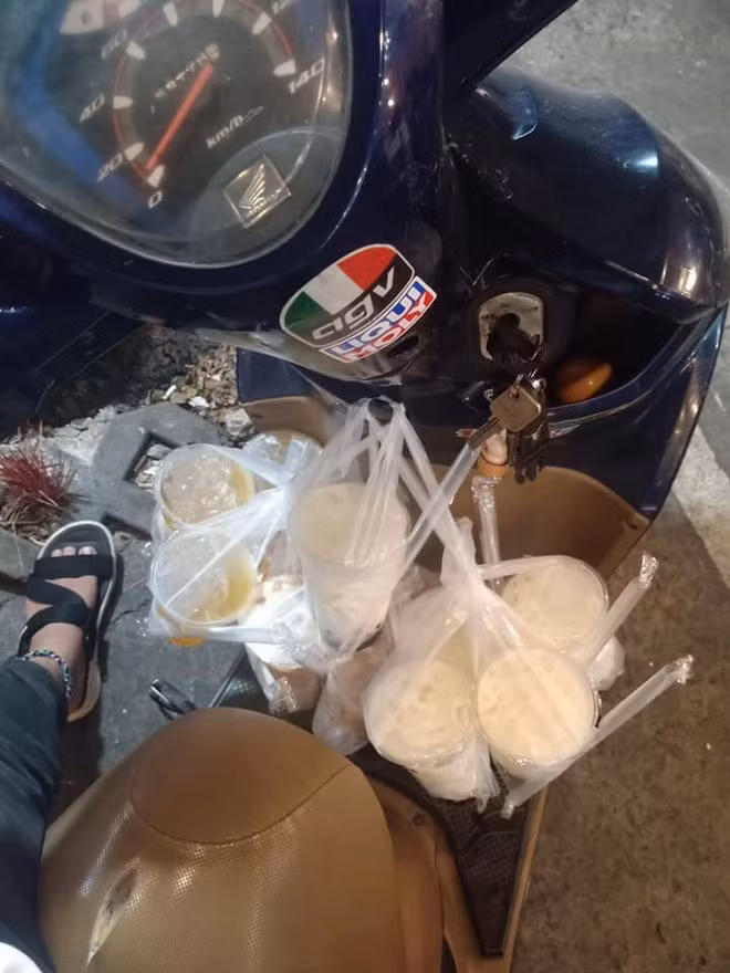 Có shipper bị bùng tới vài chục cốc che, vài chục ly trà sữa, không biết làm cách nào để ăn hết cũng đành ngậm ngùi đem tặng lại một số shipper khác. Đúng là làm bao nhiêu ngày không đủ tiền bù cho một đơn hàng bị bom.