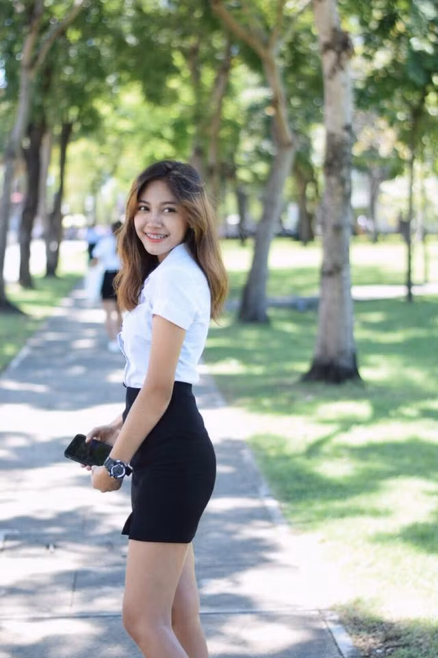Nếu không mặc trang phục cho phóng viên tác nghiệp, Aor Sureeporn cũng xinh đẹp, sexy không kém bất kỳ hot girl Thái Lan nào.